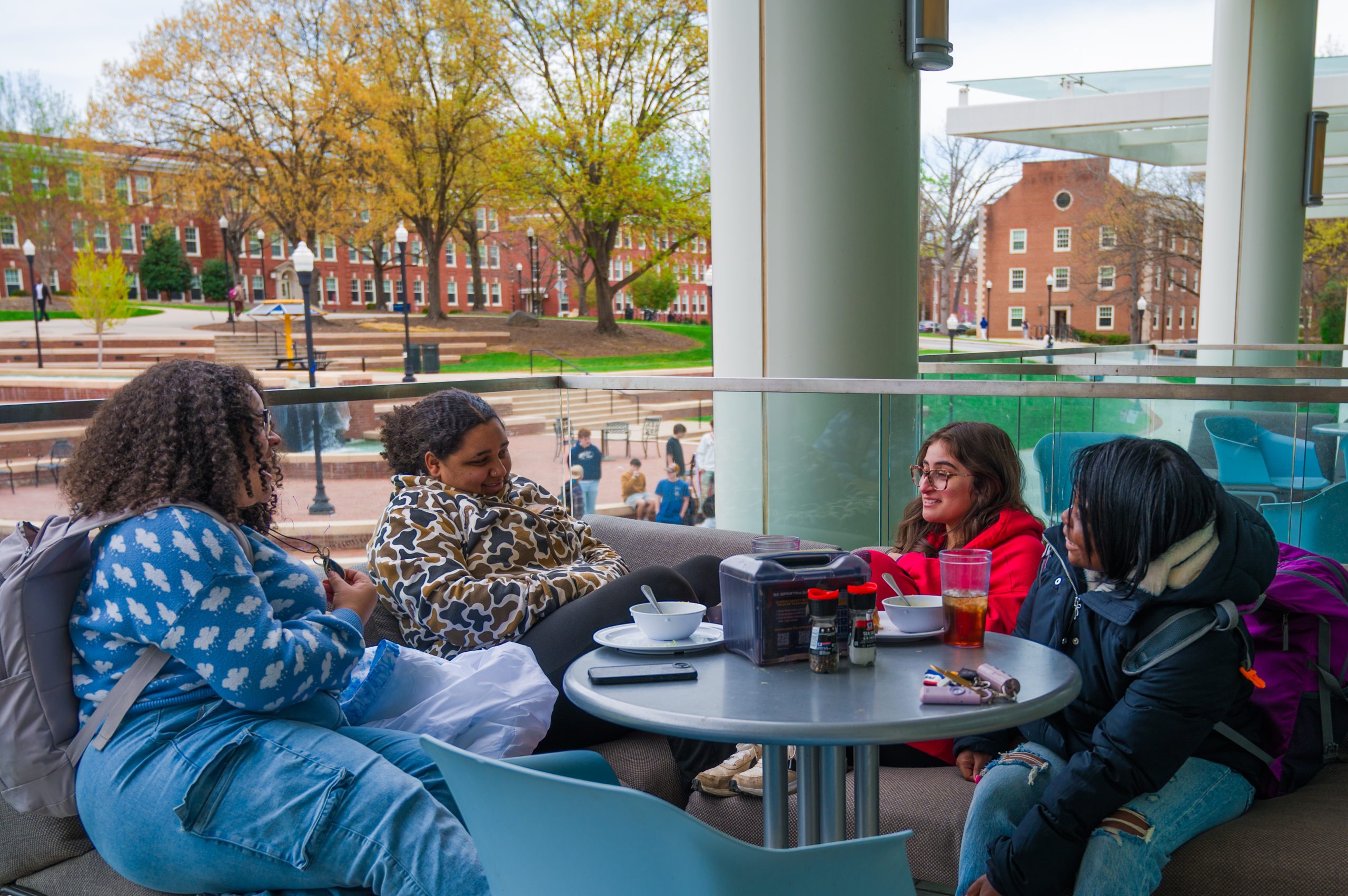 A group of students enjoys lunch outside of Fountain View Dining Hall.